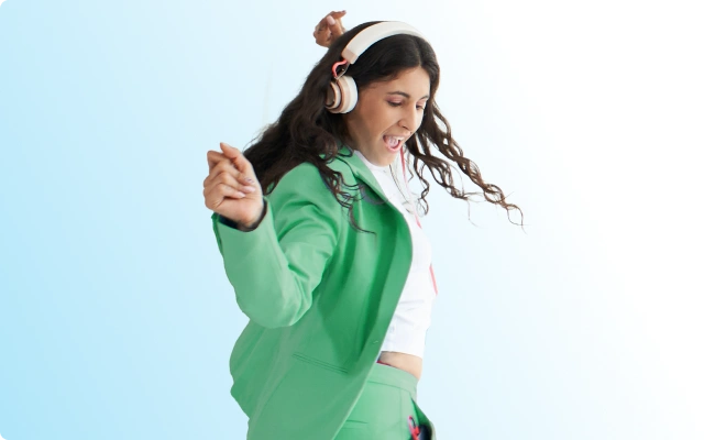 Mujer feliz y bailando representando la libertad y beneficios de Mi Salario LAFISE.